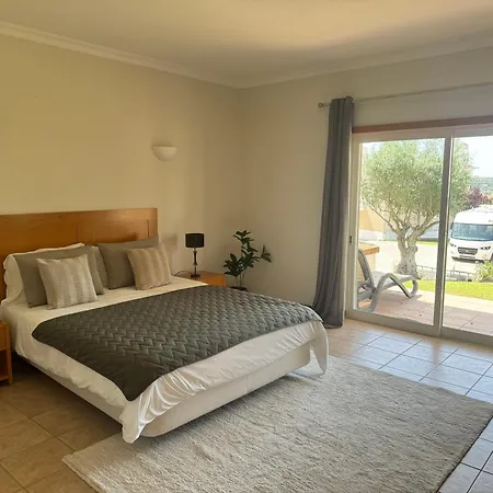 Vila Lovely 3 Bedroom With Pool In Great Location Odiáxere