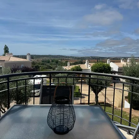 Lovely 3 Bedroom With Pool In Great Location