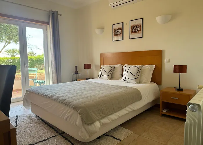 Lovely 3 Bedroom With Pool In Great Location ヴィラ Odiáxere