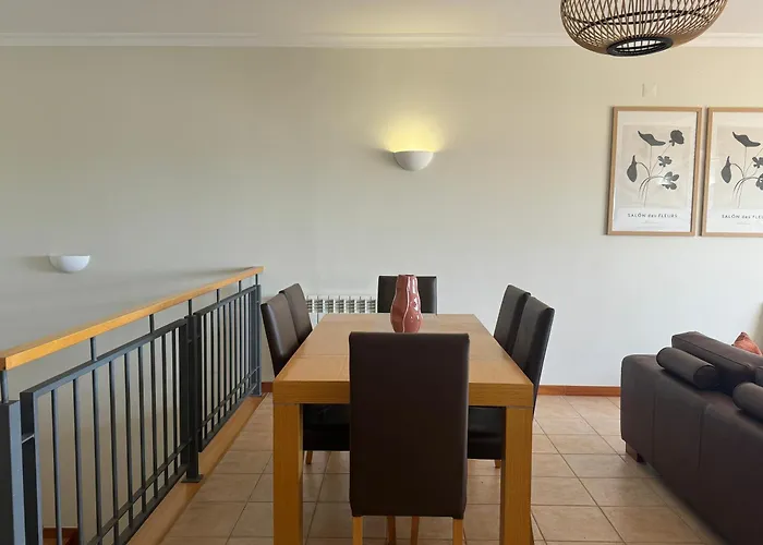 Lovely 3 Bedroom With Pool In Great Location *
