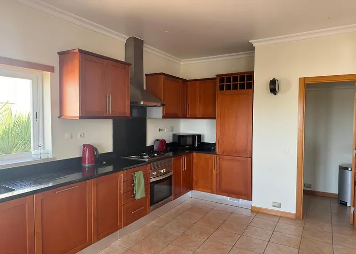 Lovely 3 Bedroom With Pool In Great Location ヴィラ Odiáxere