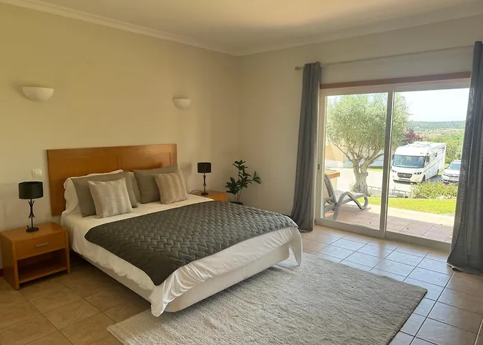 ヴィラ Lovely 3 Bedroom With Pool In Great Location Odiáxere