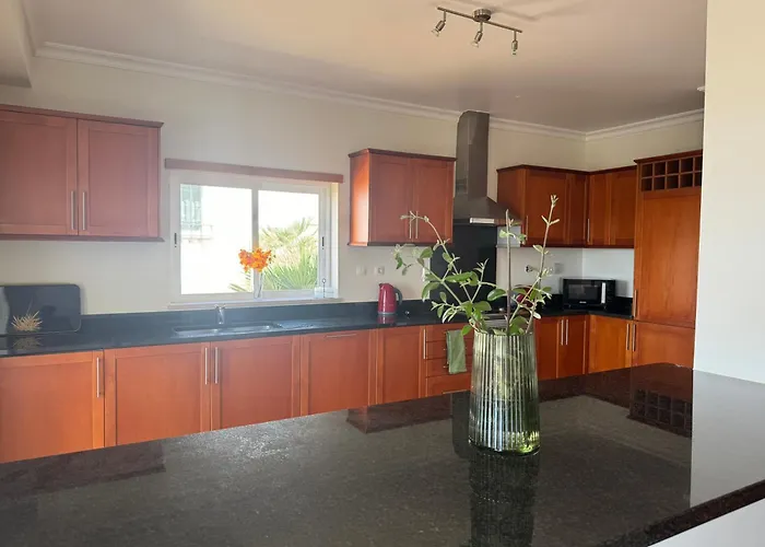 Lovely 3 Bedroom With Pool In Great Location