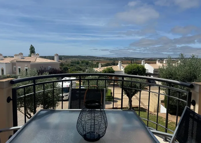 Lovely 3 Bedroom With Pool In Great Location