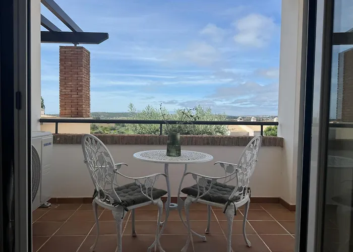 Lovely 3 Bedroom With Pool In Great Location *
